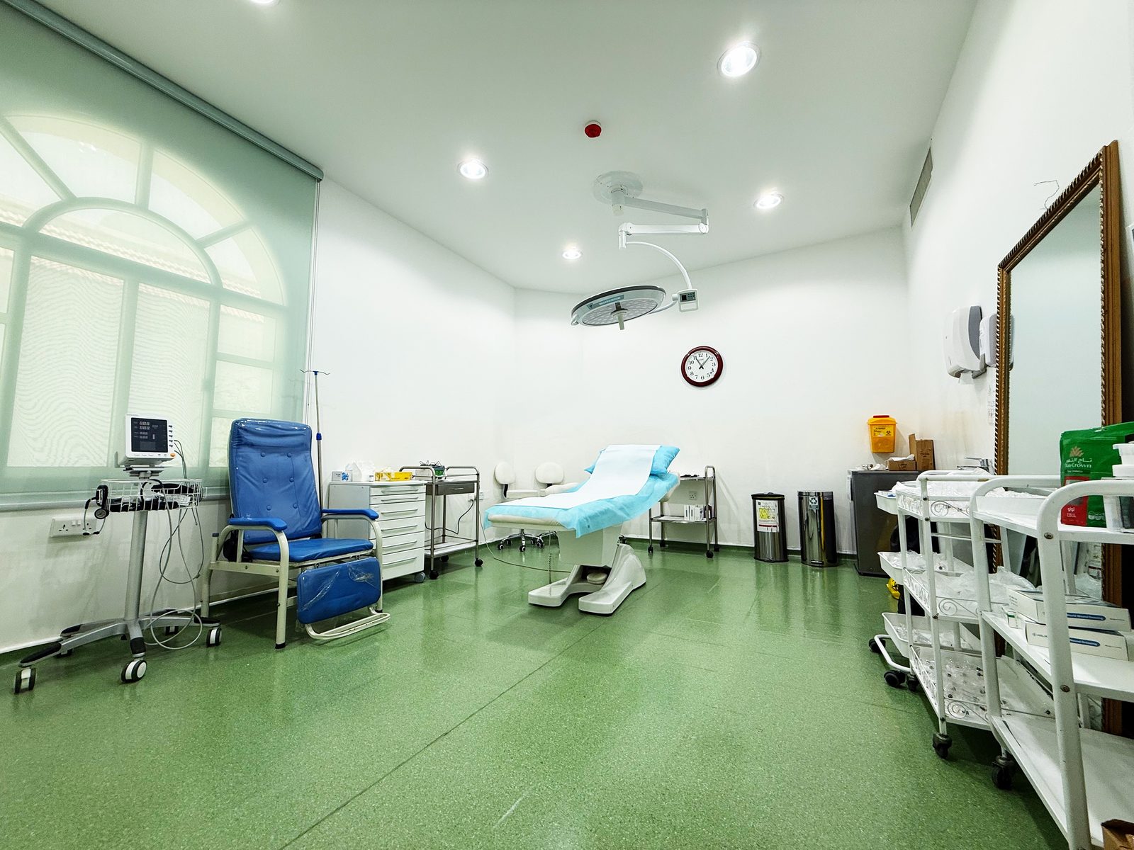 Procedure room with surgical light in a poly clinic in Jumeirah, Dubai
