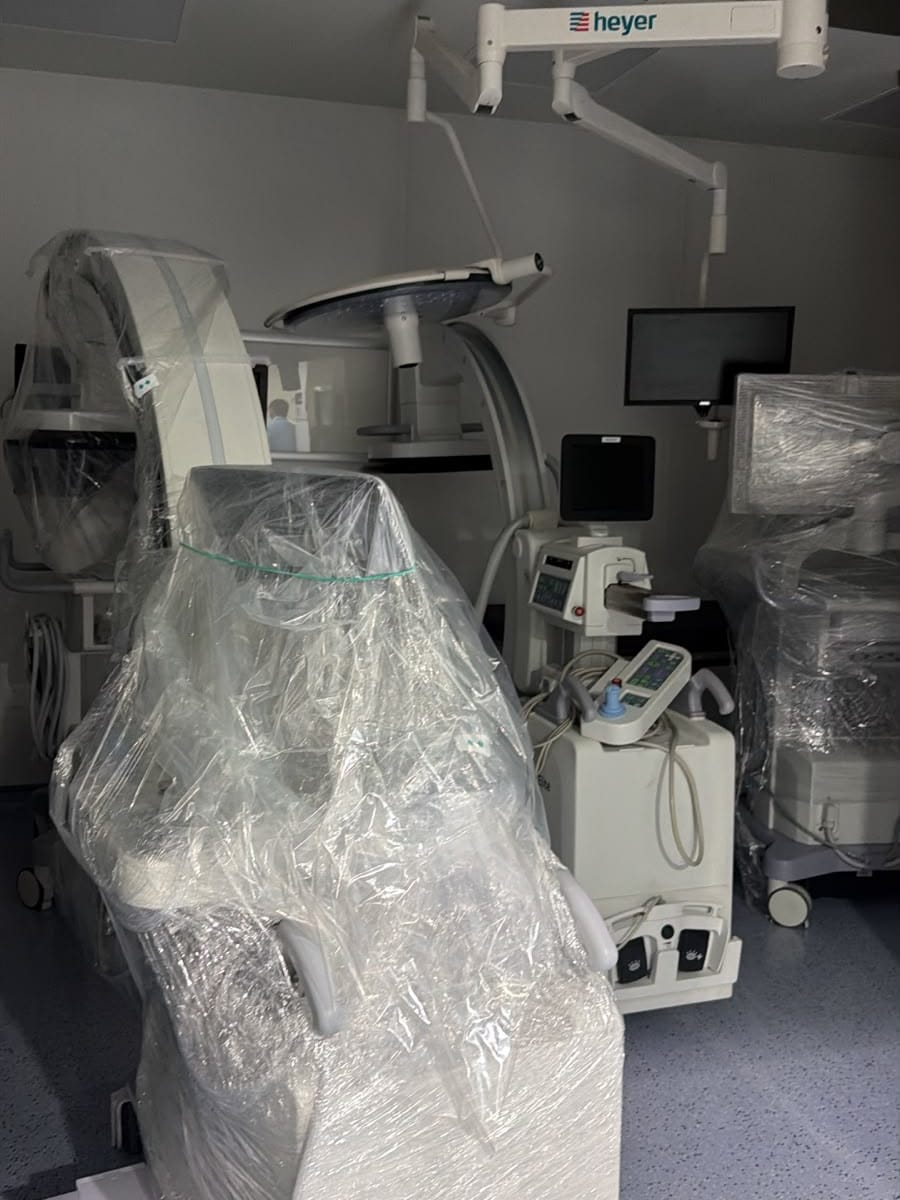 Operating theatre with mobile C-arm imaging in a day surgery centre in Jumeirah, Dubai