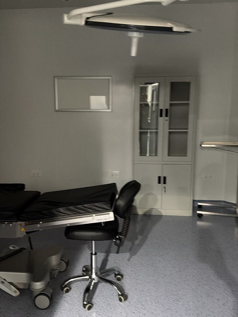 Operating theatre with surgical light and operating table in a day surgery centre in Jumeirah, Dubai